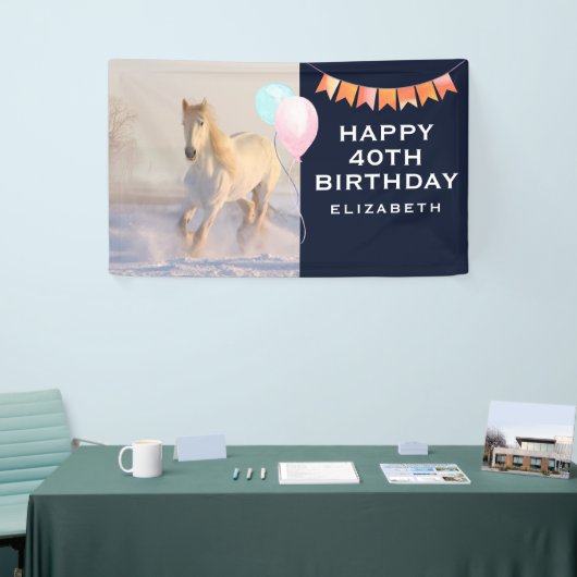 Het mooie witte paard Galloping in de sneeuw Spandoek (Beurs)