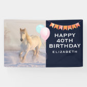 Het mooie witte paard Galloping in de sneeuw Spandoek (Horizontaal)