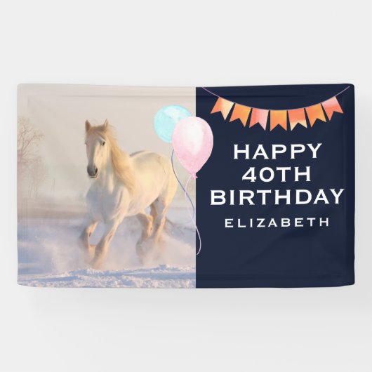 Het mooie witte paard Galloping in de sneeuw Spandoek (Horizontaal)