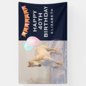 Het mooie witte paard Galloping in de sneeuw Spandoek (Verticaal)