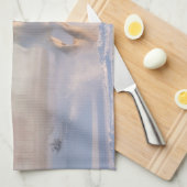 Het mooie witte paard Galloping in de sneeuw Theedoek (Quarter Fold)