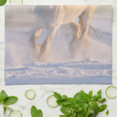 Het mooie witte paard Galloping in de sneeuw Theedoek (Gevouwen)