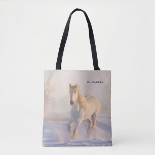 Het mooie witte paard Galloping in de sneeuw Tote Bag