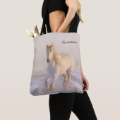 Het mooie witte paard Galloping in de sneeuw Tote Bag (Dichtbij)