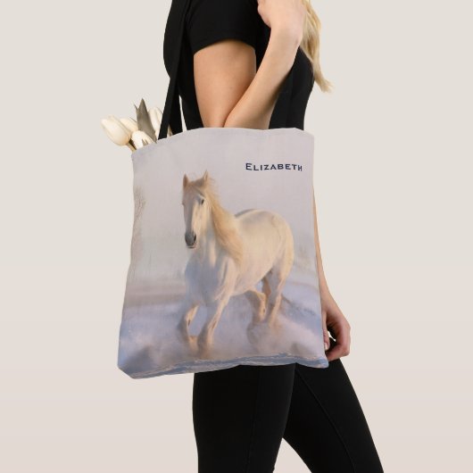 Het mooie witte paard Galloping in de sneeuw Tote Bag (Dichtbij)