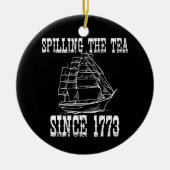 Het morsen van de thee sinds 1773 juli Geschiedeni Keramisch Ornament (Voorkant)