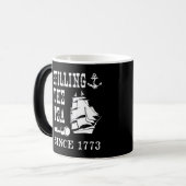 Het morsen van de thee sinds 1773  magische mok (Voorkant links)