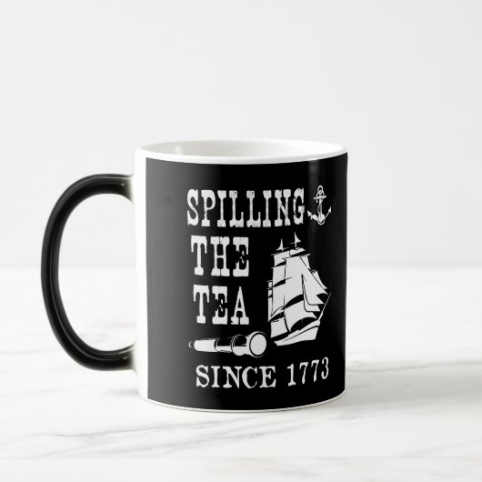 Het morsen van de thee sinds 1773  magische mok (Links)