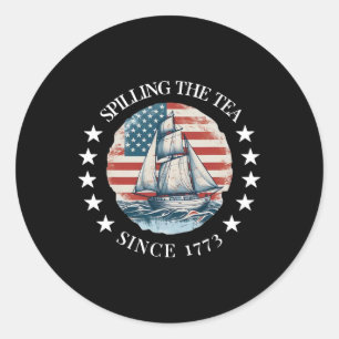 Het morsen van de thee sinds 1773 T-shirt Funny 4t Ronde Sticker