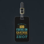 Het motivatie Leven van het Citaat van de Fotograf Bagagelabel<br><div class="desc">Het leven is als een camera. Focus op wat belangrijk is. Leg de goede tijden vast. Inspirerend en motivatie prijsontwerp voor fotografen. Koel gezegde en slogan typografie koopwaar voor hen die graag foto's nemen, lid van de fotografische club. en noodlijdend ontwerp voor amateur- of professionele fotografen die overal camera's en...</div>