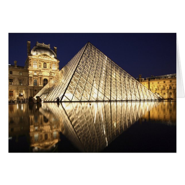Het nachtbeeld van de glazen piramide van Musee du (Voorkant Horizontaal)