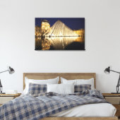Het nachtbeeld van de glazen piramide van Musee du Canvas Afdruk (Insitu (Slaapkamer))