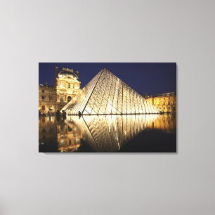 Het nachtbeeld van de glazen piramide van Musee du Canvas Afdruk