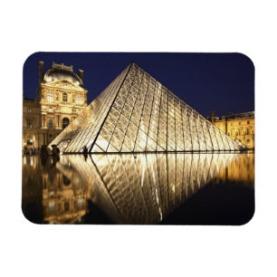 Het nachtbeeld van de glazen piramide van Musee du Magneet