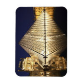 Het nachtbeeld van de glazen piramide van Musee du Magneet (Verticaal)