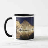 Het nachtbeeld van de glazen piramide van Musee du Mok (Links)