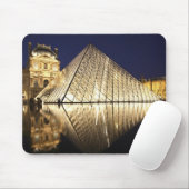 Het nachtbeeld van de glazen piramide van Musee du Muismat (Met muis)