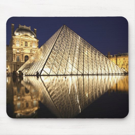 Het nachtbeeld van de glazen piramide van Musee du Muismat (Voorkant)