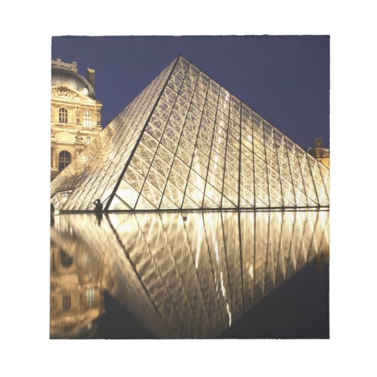 Het nachtbeeld van de glazen piramide van Musee du Notitieblok (Voorkant)