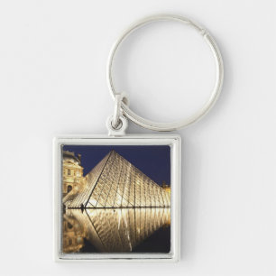 Het nachtbeeld van de glazen piramide van Musee du Sleutelhanger