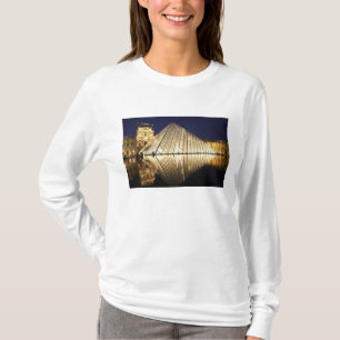 Het nachtbeeld van de glazen piramide van Musee du T-shirt