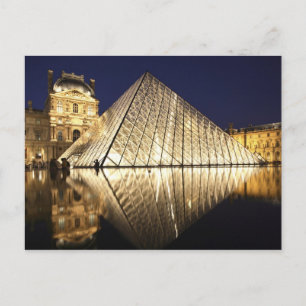 Het nachtelijke aanzicht van de glazen Piramide va Briefkaart