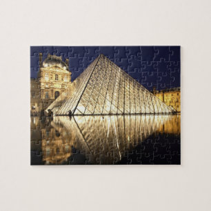 Het nachtelijke aanzicht van de glazen Piramide va Legpuzzel