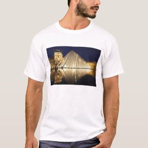 Het nachtelijke aanzicht van de glazen Piramide va T-shirt