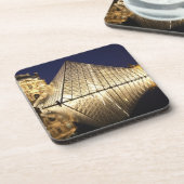 Het nachtelijke uitzicht van de glazen piramide va bier onderzetter (Linkerzijde)