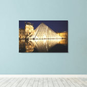 Het nachtelijke uitzicht van de glazen piramide va canvas afdruk (Insitu (Houten vloer))