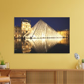 Het nachtelijke uitzicht van de glazen piramide va canvas afdruk (Insitu (Woonkamer))