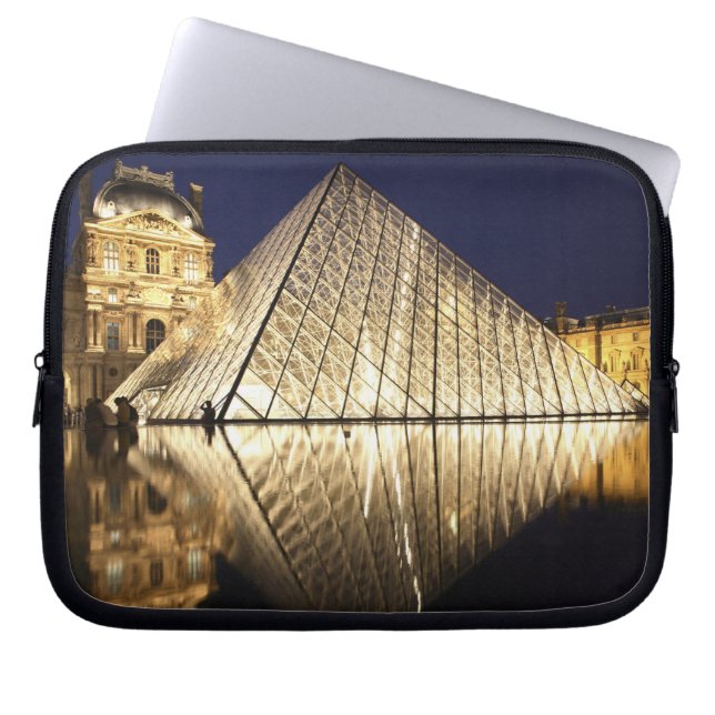 Het nachtelijke uitzicht van de glazen piramide va laptop sleeve (Voorkant)