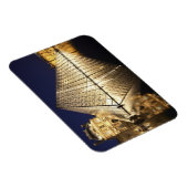 Het nachtelijke uitzicht van de glazen piramide va magneet (Rechterzijde)