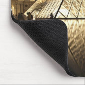 Het nachtelijke uitzicht van de glazen piramide va muismat (Hoek)