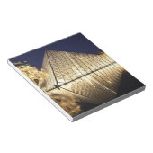 Het nachtelijke uitzicht van de glazen piramide va notitieblok (Schuin)