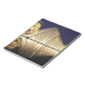 Het nachtelijke uitzicht van de glazen piramide va notitieblok (Linkerzijde)