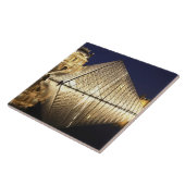 Het nachtelijke uitzicht van de glazen piramide va tegeltje (Zijkant)