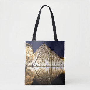 Het nachtelijke uitzicht van de glazen piramide va tote bag