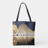Het nachtelijke uitzicht van de glazen piramide va tote bag (Achterkant)