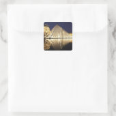 Het nachtelijke uitzicht van de glazen piramide va vierkante sticker (Tas)