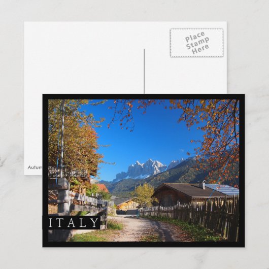 Het najaar in een dorp in de Dolomites in Italië Briefkaart (Voorkant / Achterkant)