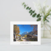 Het najaar in een dorp in de Dolomites in Italië Briefkaart (Staand voorkant)