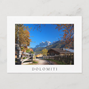 Het najaar in een dorp in de Dolomites in Italië Briefkaart