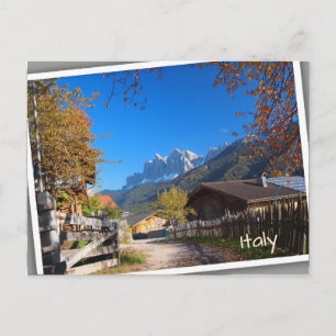 Het najaar in een dorp in de Dolomites in Italië Briefkaart