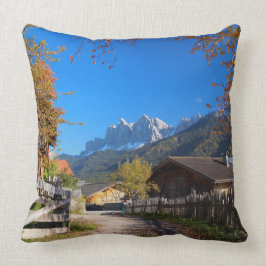 Het najaar in een dorp in de Dolomites in Italië Kussen