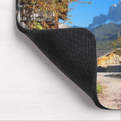 Het najaar in een dorp in de Dolomites in Italië Muismat (Hoek)