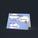 Het Nieuwe Baby van de ooievaar en van de Uil van Kaart<br><div class="desc">Deze leuke nieuwe baby geïllustreerde kaart kenmerkt een ooievaar die door de lucht op een blauwe hemel vliegen,  die een kleine babyuil in een mand dragen. Perfectioneer om van gehouden met een nieuwe aankomst geluk te wensen.</div>