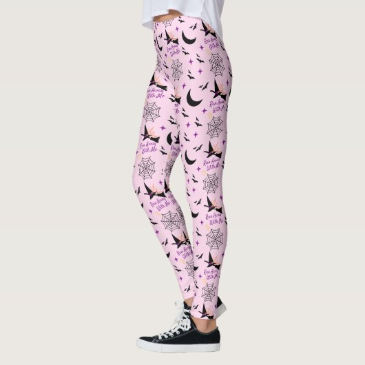 Het nummer "Run Away With Me" van Halloween Witch Leggings (Links)