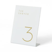 Het nummer van de bewaarder 3 Gold en White Table