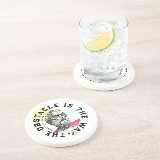 Het obstakel is de weg – Marcus Aurelius Zandsteen Onderzetter (Zijkant)